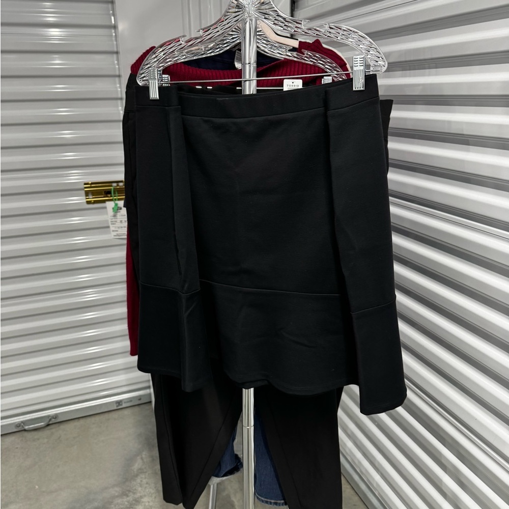 Loft | Panel Skirt in Black | size 24 - Picture 2 of 3